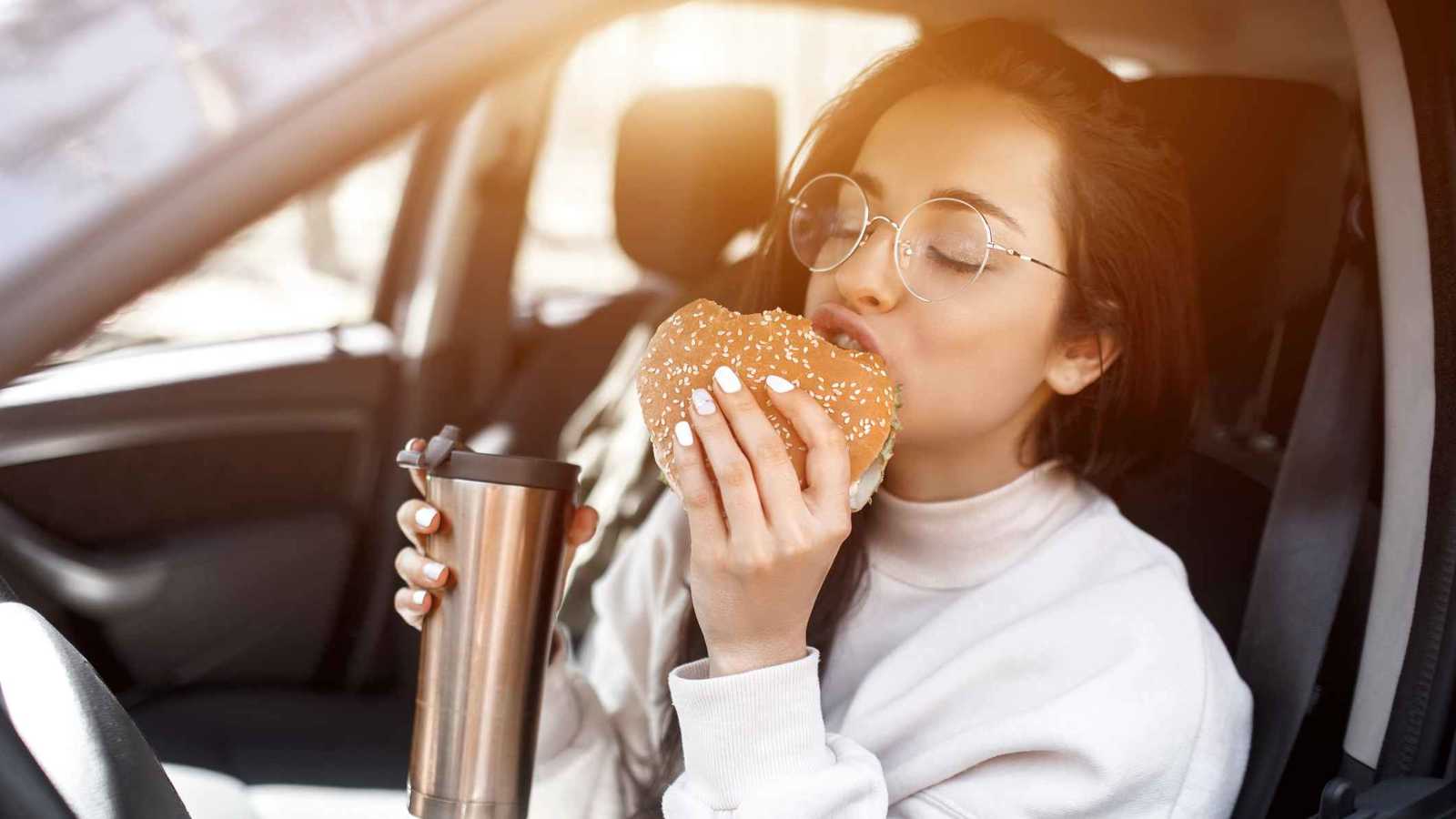 "وجبات الانتقام".. لماذا يلجأ الآباء لتناول الطعام سرا؟