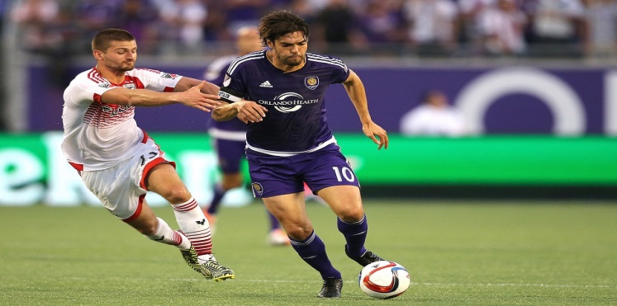 كاكا يتعرض للإهانة من صديق زوجته السابقة (صور)