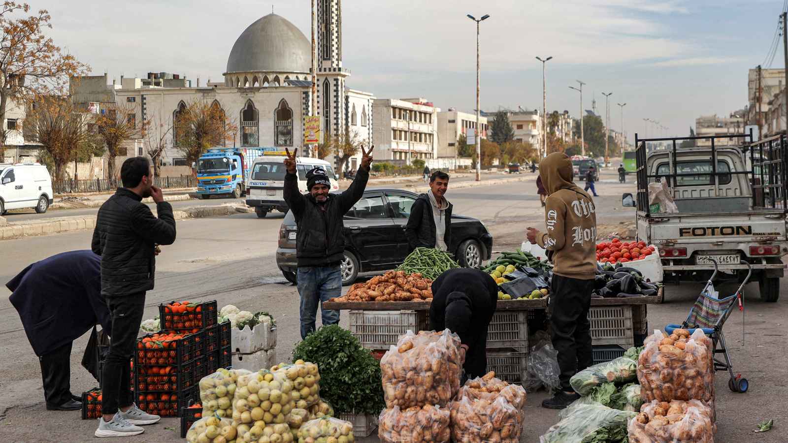 في معقل عائلة الأسد.. "حُماة النظام" ممزقون بين الاحتفال وخشية الانتقام