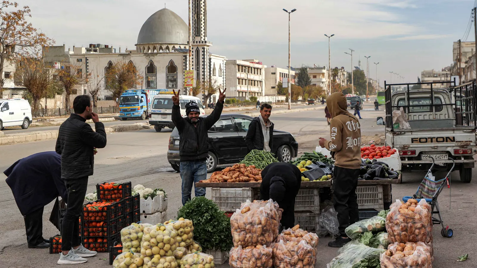 في معقل عائلة الأسد.. "حُماة النظام" ممزقون بين الاحتفال وخشية الانتقام