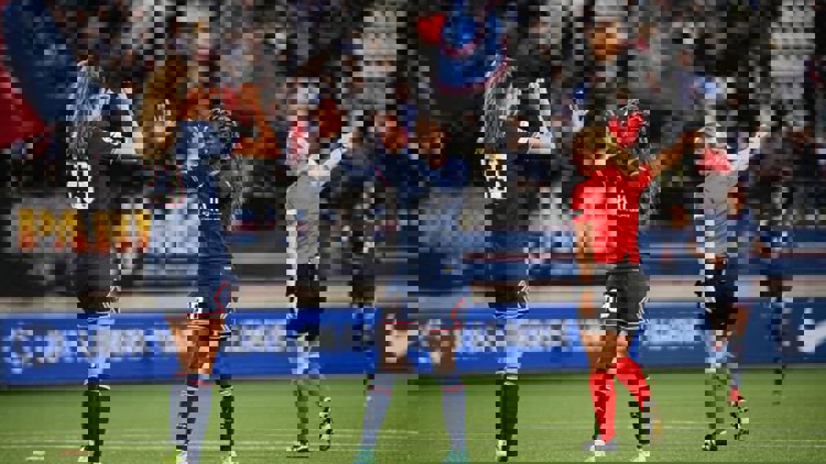 لأخذ مكانها في التشكيل.. اتهام لاعبة في باريس سان جيرمان بالتحريض على إصابة ساق زميلتها