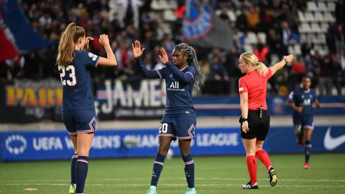 لأخذ مكانها في التشكيل.. اتهام لاعبة في باريس سان جيرمان بالتحريض على إصابة ساق زميلتها