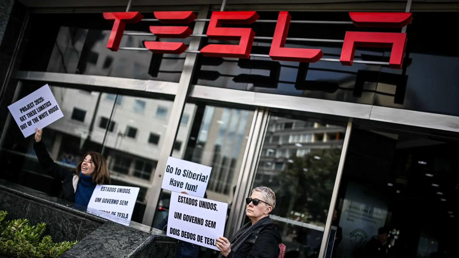 "قاطعوا تسلا".. احتجاجات في البرتغال ضد دعم ماسك لليمين المتطرف