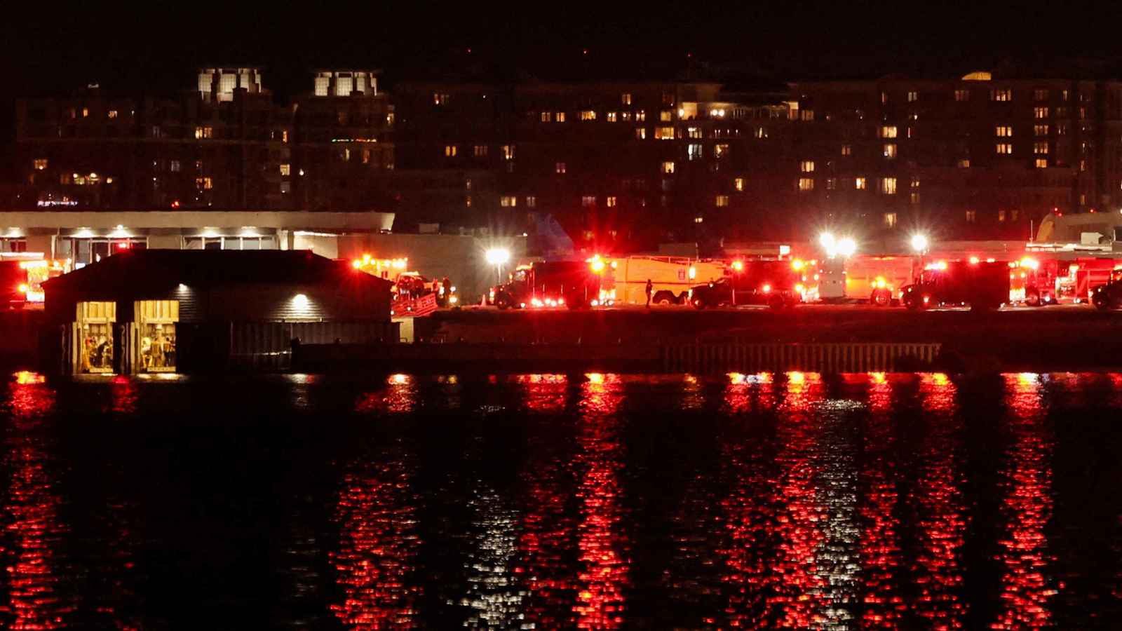 الطائرة الأمريكية "المنكوبة".. انتشال 18 جثة وجهود الإنقاذ مستمرة (فيديو)