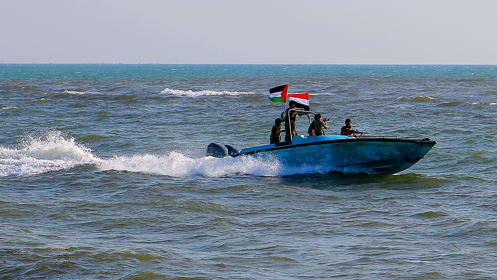 اليمن.. ضبط "زورق بحري" مُحمّلًا بالقذائف والذخائر الحربية