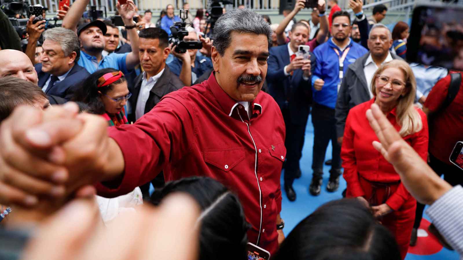 حزب مادورو يحقق فوزا ساحقا بالانتخابات التشريعية والإقليمية