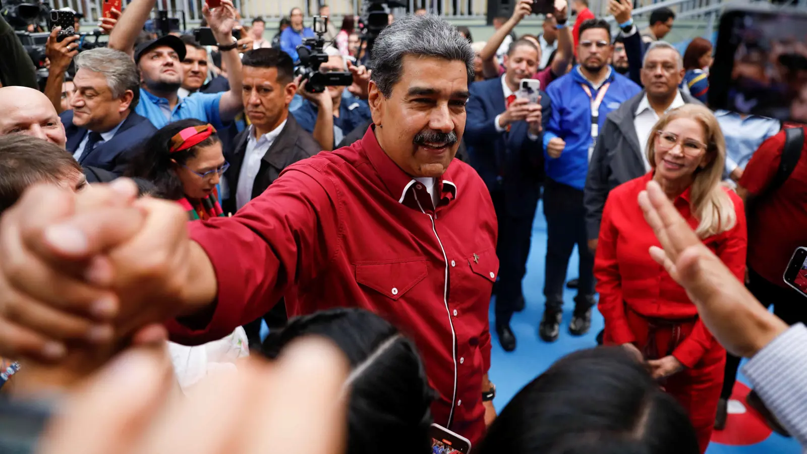 حزب مادورو يحقق فوزا ساحقا بالانتخابات التشريعية والإقليمية