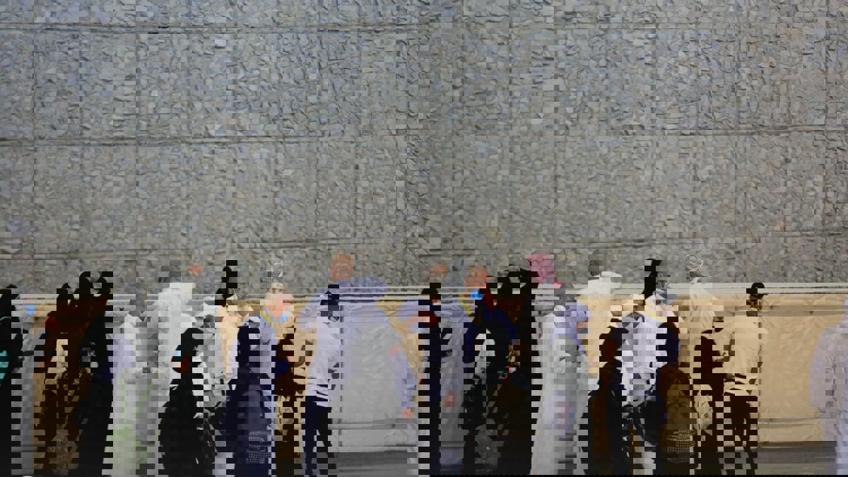 حجاج بيت الله الحرام يرمون الجمرات في أول أيام التشريق