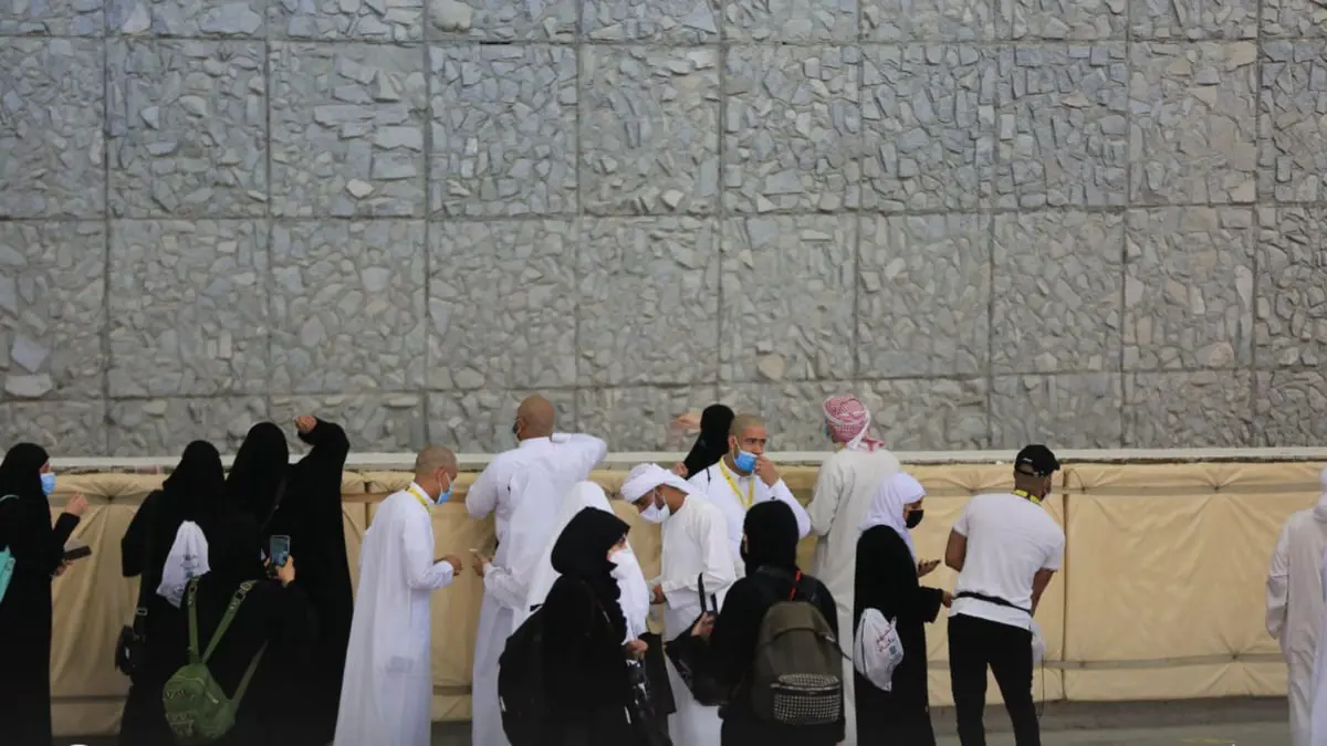 حجاج بيت الله الحرام يرمون الجمرات في أول أيام التشريق