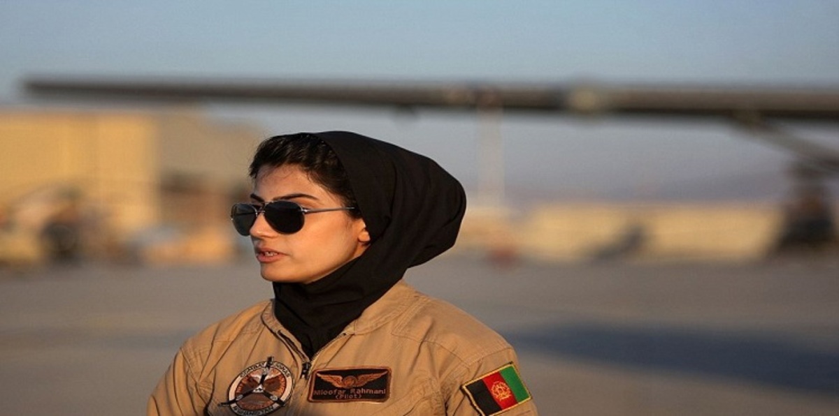 أول طيّارة أفغانية تطلب اللجوء إلى الولايات المتحدة