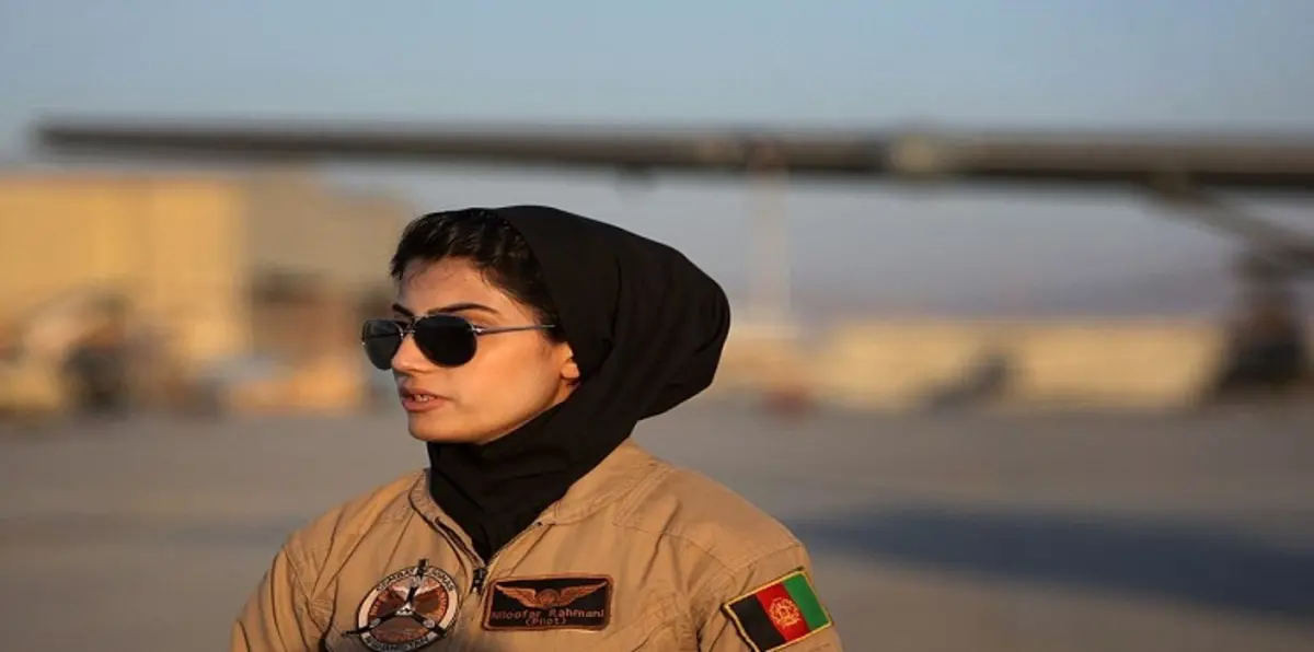 أول طيّارة أفغانية تطلب اللجوء إلى الولايات المتحدة