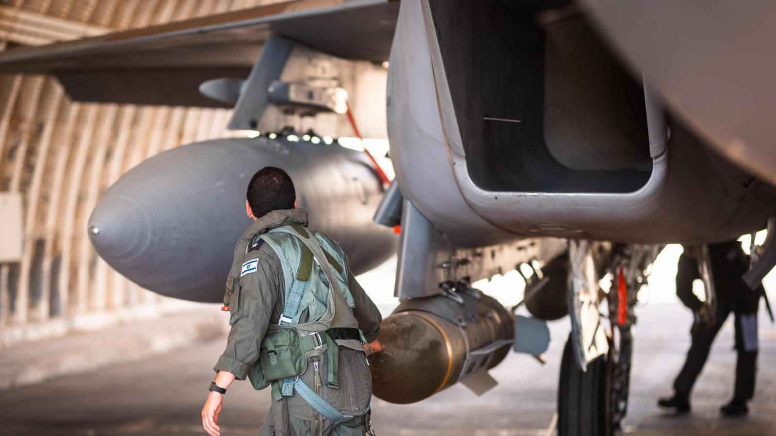 الجيش الإسرائيلي يوجه أوامر إخلاء في 3 موانئ يمنية