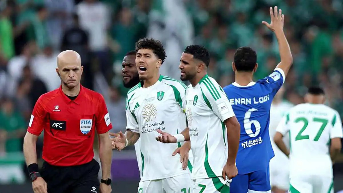 الحكم الأردني أدهم مخادمة يقود مباراة الأهلي ضد جوهور دار الماليزي