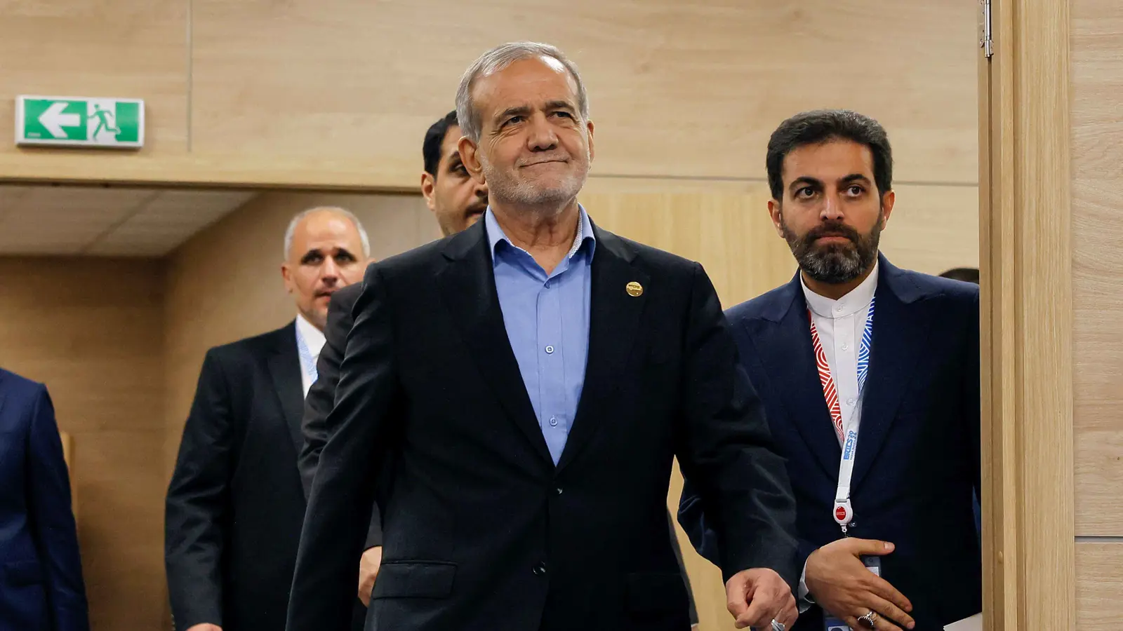 دبلوماسي إيراني سابق: أتوقع إقالة بزشكيان قريبا