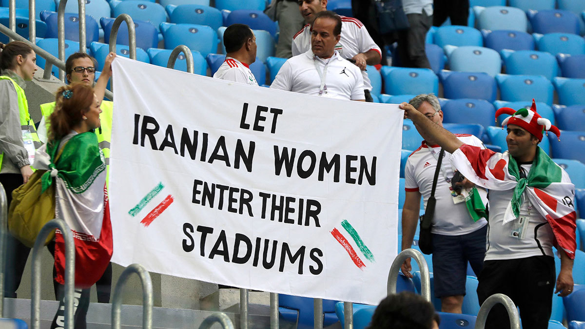 إثر وفاة مشجعة كرة قدم أشعلت النار بنفسها.. الحكومة الإيرانية تؤكد اقتراب النساء من دخول الملاعب