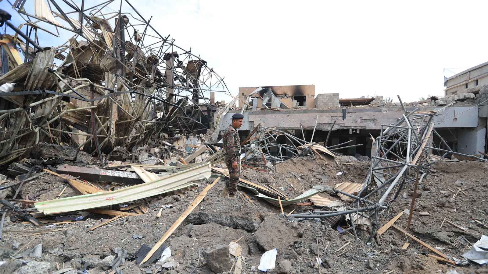 اليمن.. قتيل و9 مصابين إثر الهجوم الإسرائيلي على الحديدة (فيديو وصور)