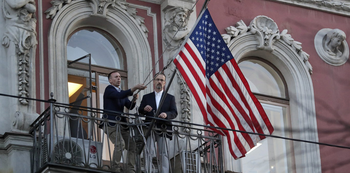 مسؤول أمريكي يلمح إلى إمكانية تبادل واشنطن وموسكو دبلوماسيين جدد