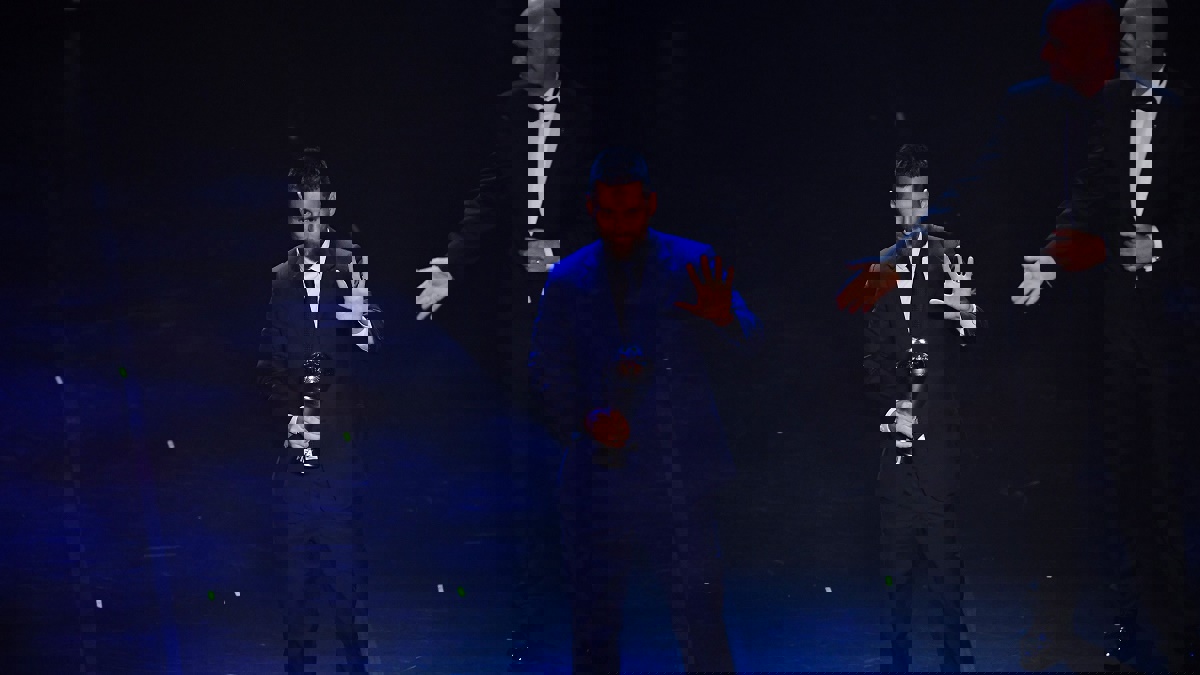 شاهد فرحة ماتيو بفوز والده ليونيل ميسي بجائزة أفضل لاعب في العالم (صور)