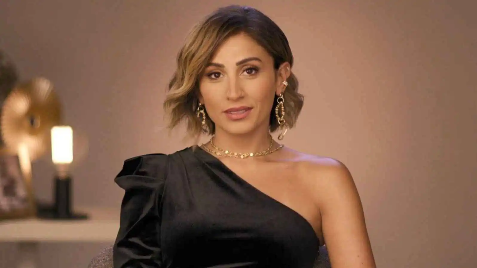 دينا الشربيني تدخل عالم الغناء بتعاون مع "أبو" (فيديو)