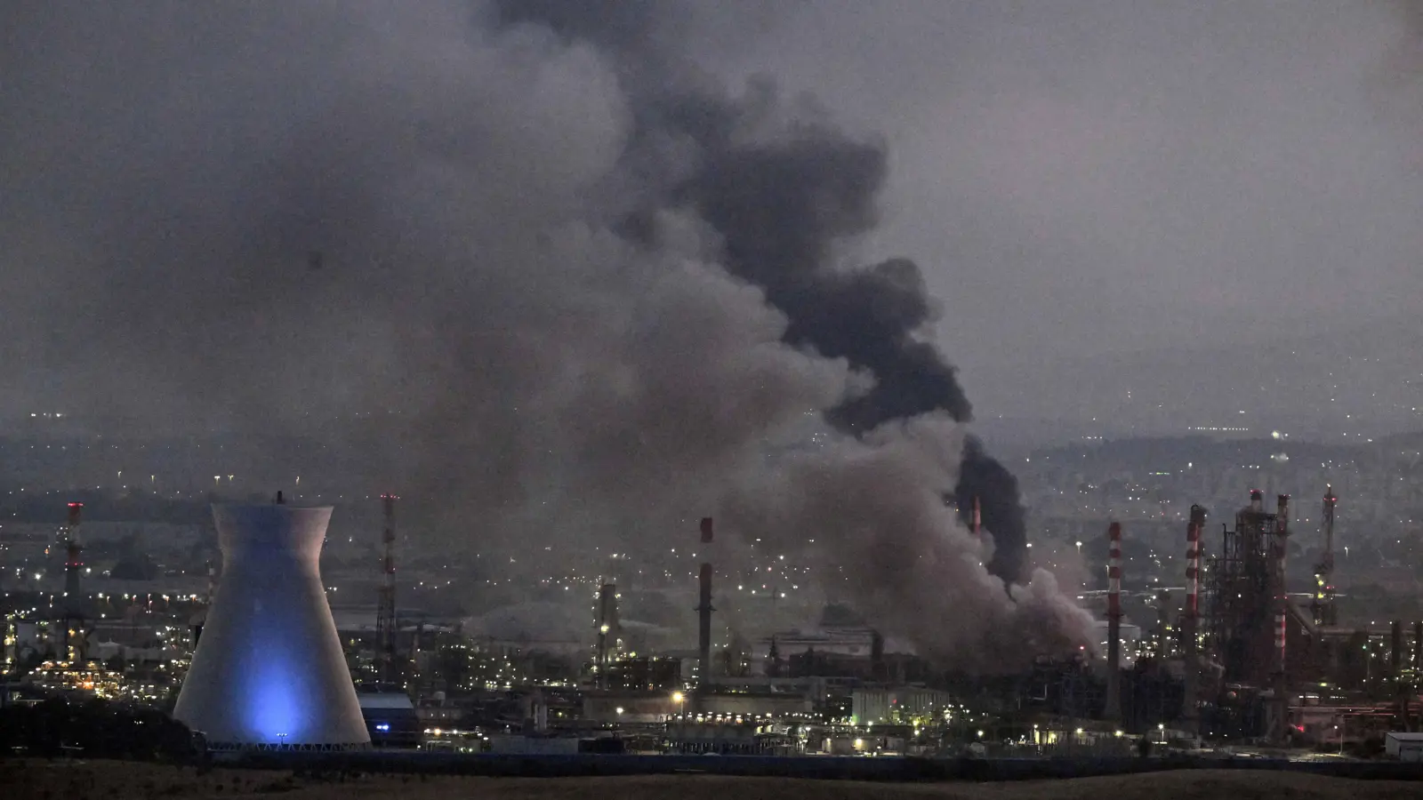 "حفاظاً على حياتهم".. إيران تنذر سكان حيفا بالمغادرة قبيل الهجمات