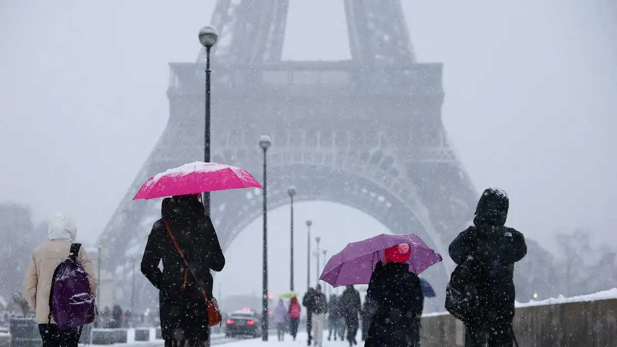 ثلوج كثيفة تشل حركة النقل في باريس وأمستردام (فيديو)