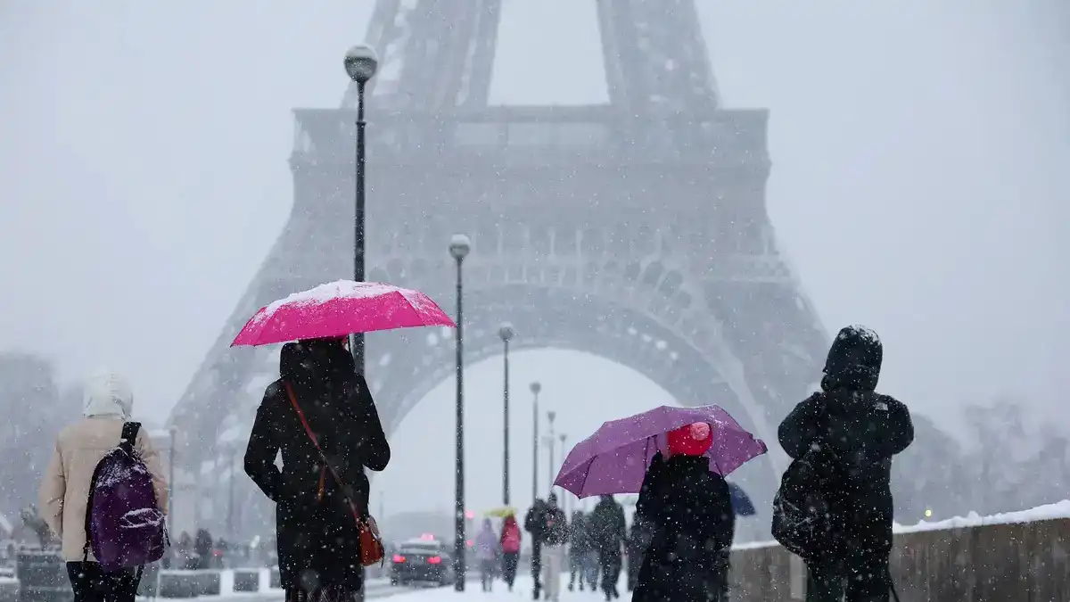 ثلوج كثيفة تشل حركة النقل في باريس وأمستردام (فيديو)