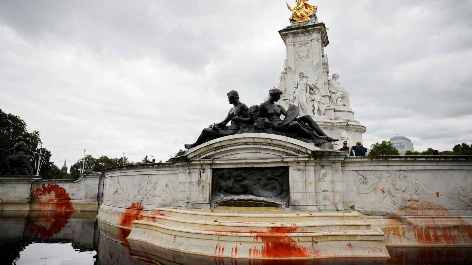 بريطانيا.. الحكم بسجن 5 ناشطين شوّهوا نافورة قصر باكنغهام