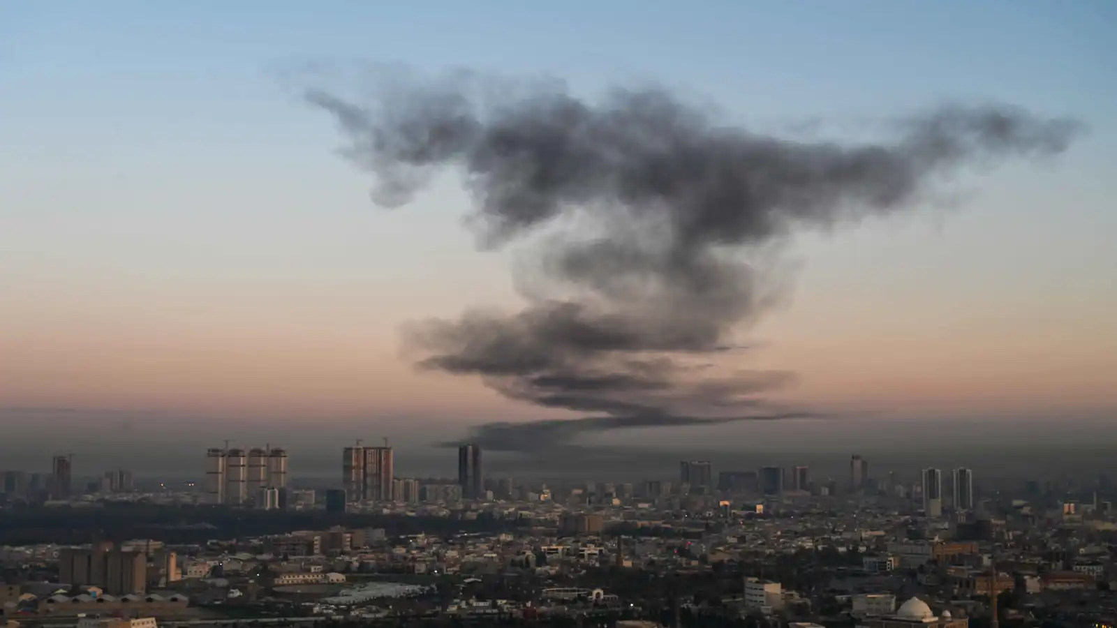 سحابة من الدخان قرب مطار أربيل الدولي