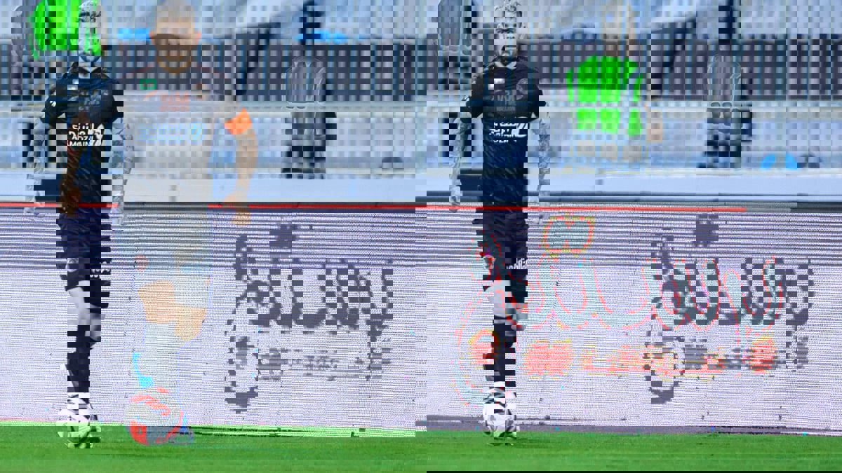 بانيغا يشير لحكم مباراة الأهلي والشباب بـ"المال" .. ويحصل على الكارت الأحمر (فيديو)