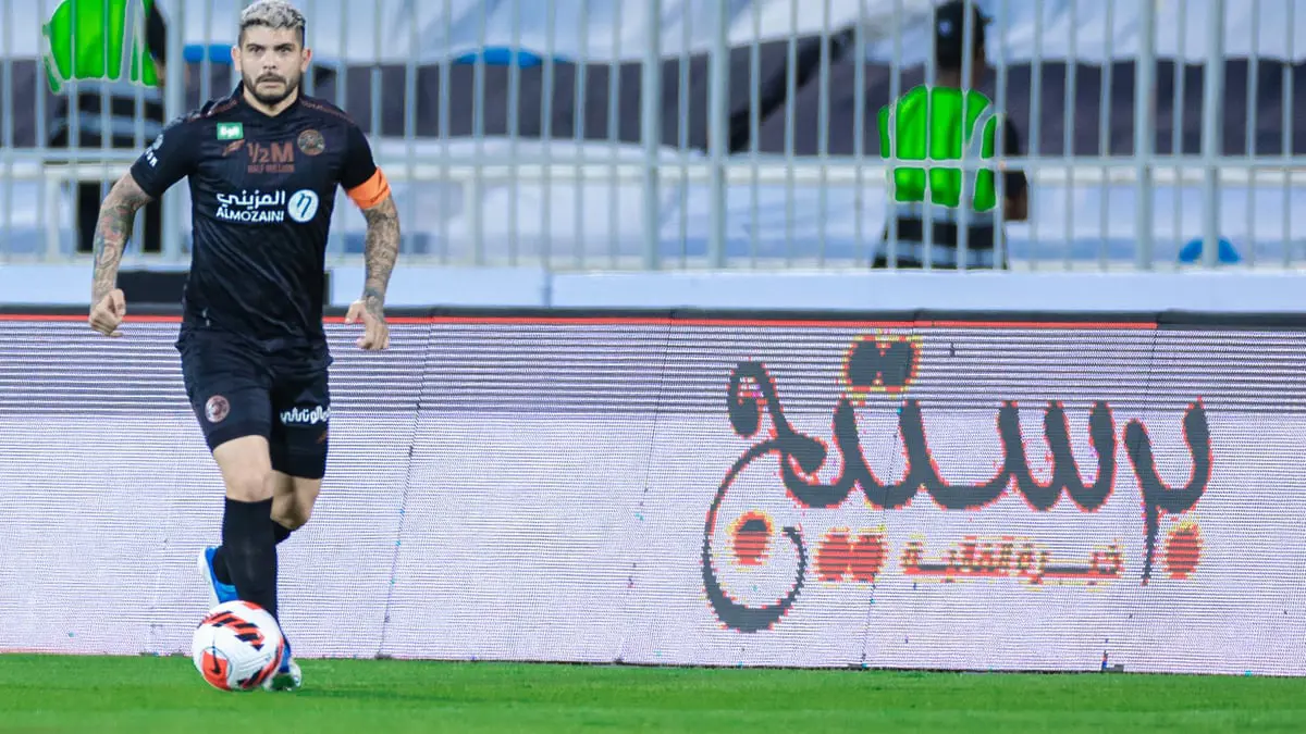 بانيغا يشير لحكم مباراة الأهلي والشباب بـ"المال" .. ويحصل على الكارت الأحمر (فيديو)