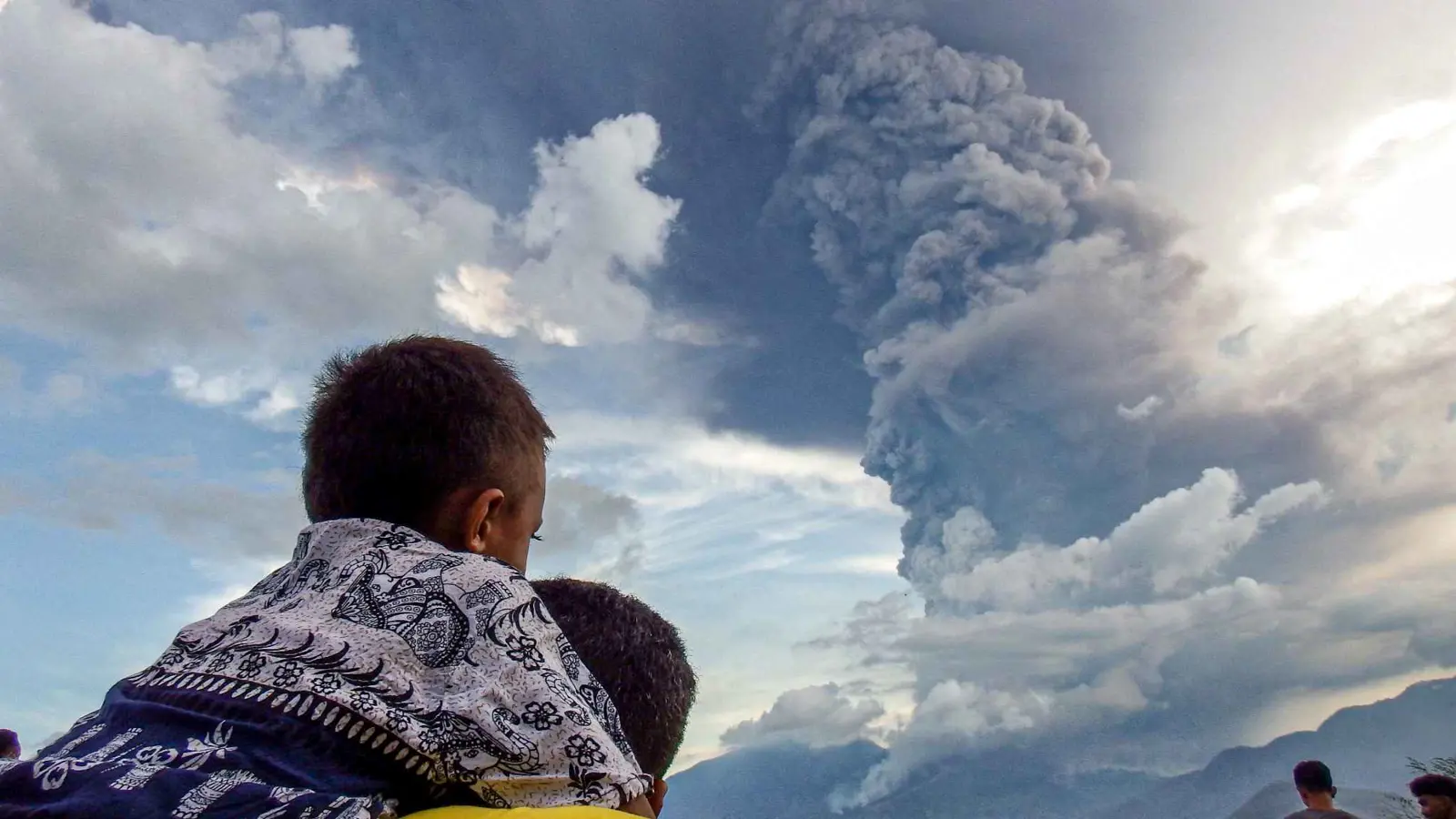 إندونيسيا توسع منطقة الحظر مع تجدد ثوران بركان ليوتوبي