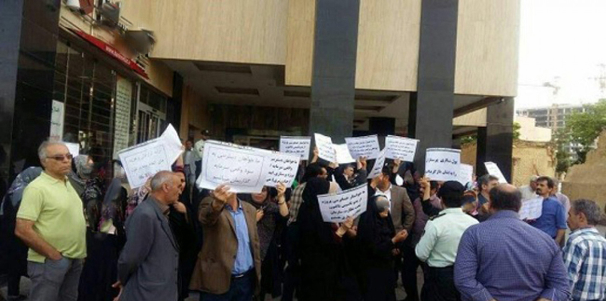 مئات العمال يتظاهرون في إيران احتجاجًا على تأخير رواتبهم (فيديو)