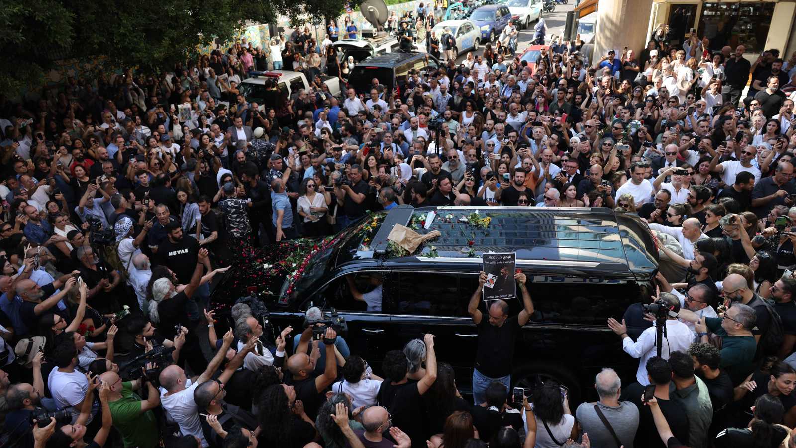 وداع مهيب للفنان الراحل زياد الرحباني في بيروت (فيديو وصور)