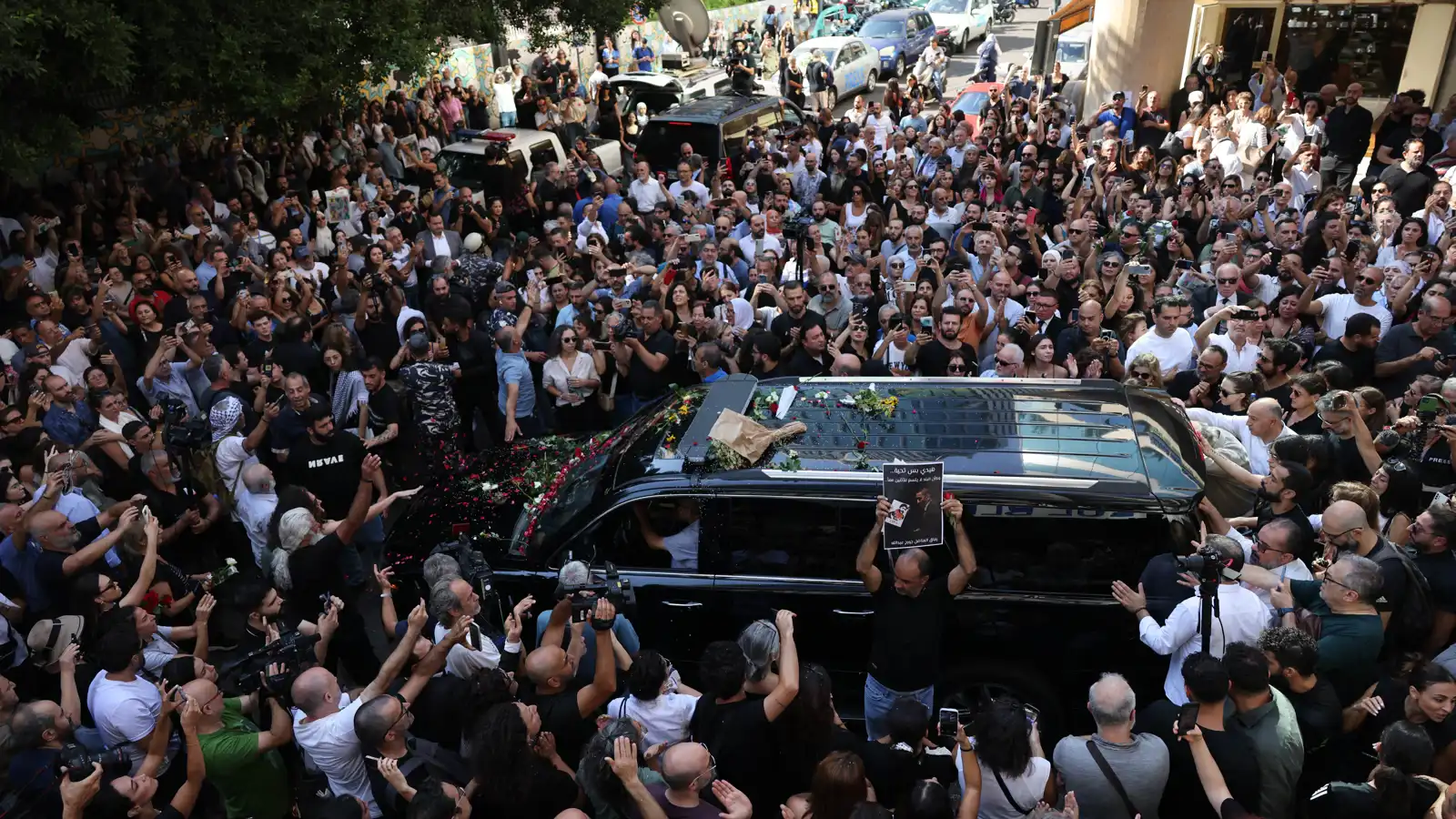 وداع مهيب للفنان الراحل زياد الرحباني في بيروت (فيديو وصور)