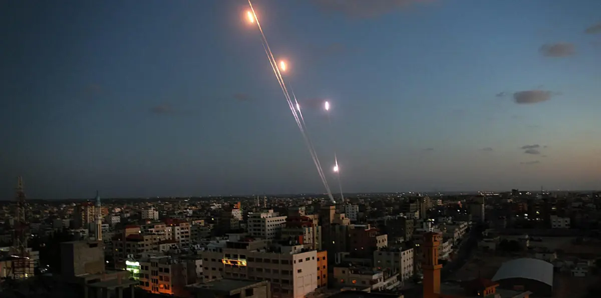 طائرات إسرائيلية تستهدف مواقع لحماس في غزة بعد إطلاق صواريخ من القطاع