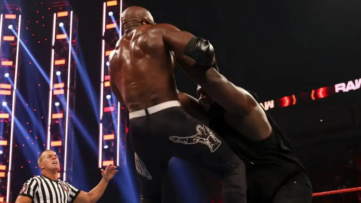 نتائج WWERAW: أوموس وراندي أورتن ينقضان على بوبي لاشلي (فيديو)
