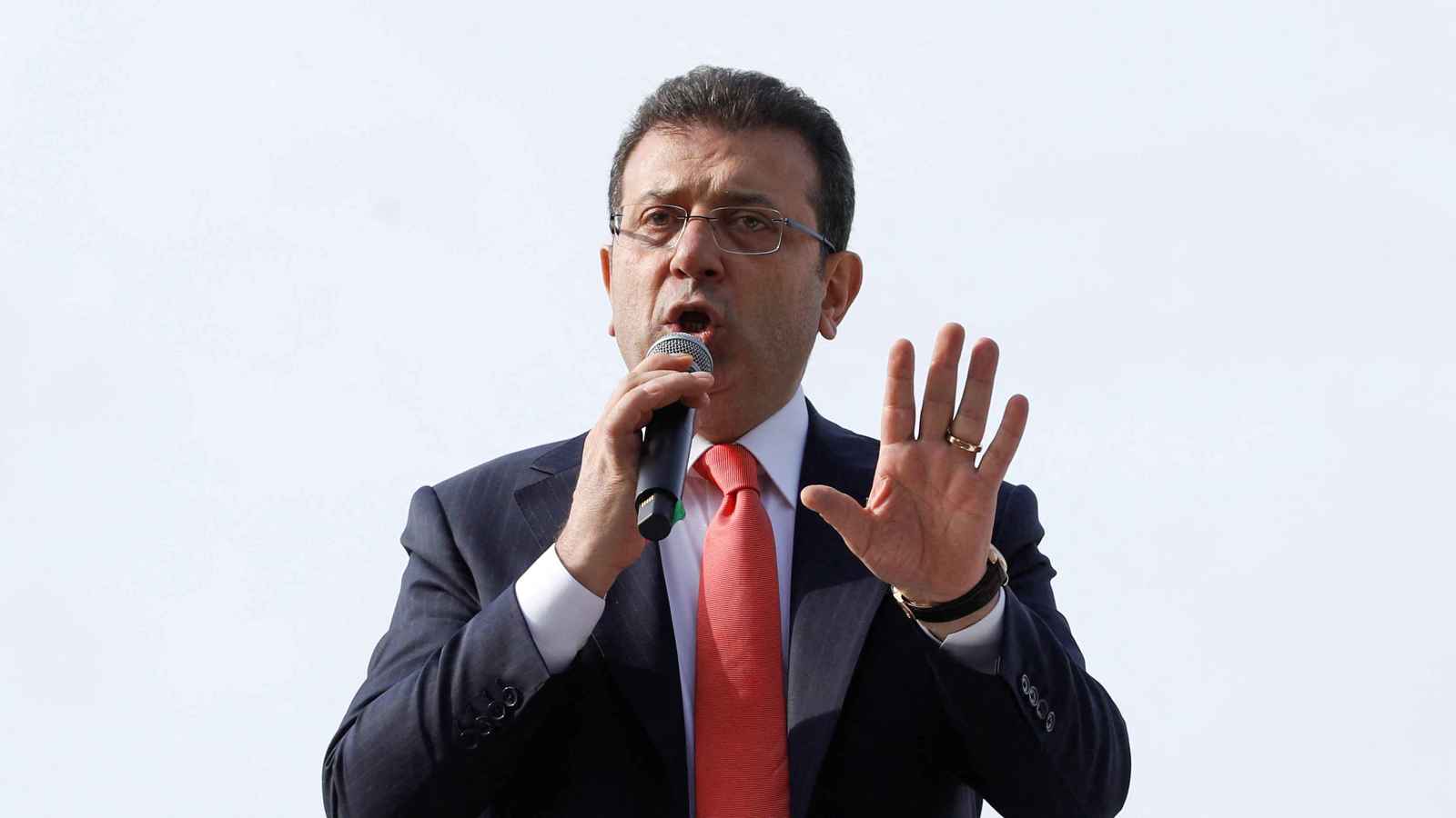 فرنسا: حبس رئيس بلدية إسطنبول "مساس خطير بالديمقراطية"