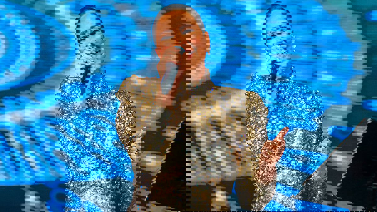 شيرين عبدالوهاب تعود للمسرح بـ"سقوط" محرج