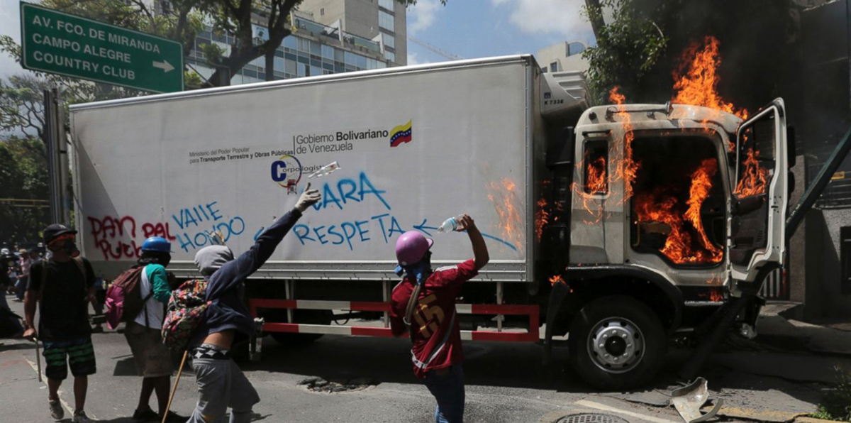 هليكوبتر تهاجم المحكمة العليا في فنزويلا و"مادورو" يصفها بمحاولة انقلاب