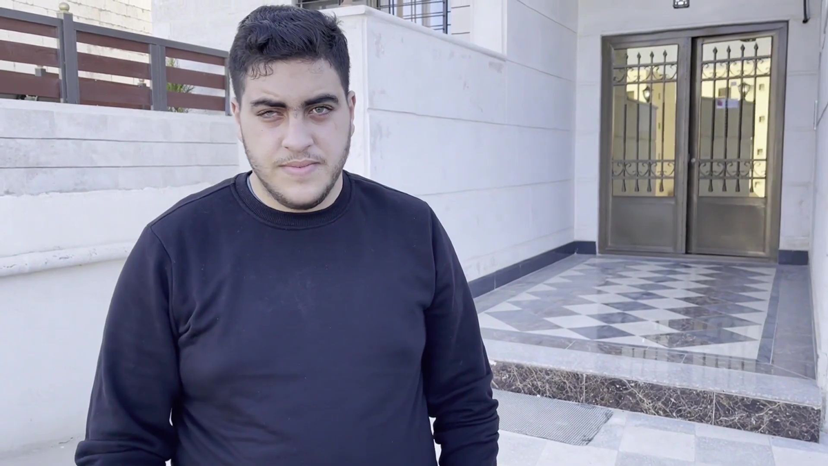 الأردن.. "فتى الزرقاء" يستعيد حياته الطبيعية بعد تركيب يدين اصطناعيتين (فيديو)