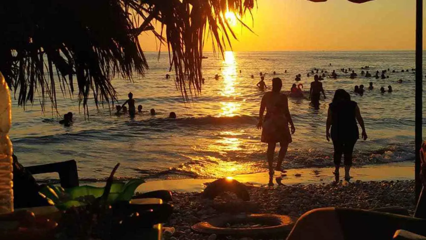 "السياحة السورية" تلزم النساء بارتداء البوركيني في المسابح والشواطئ