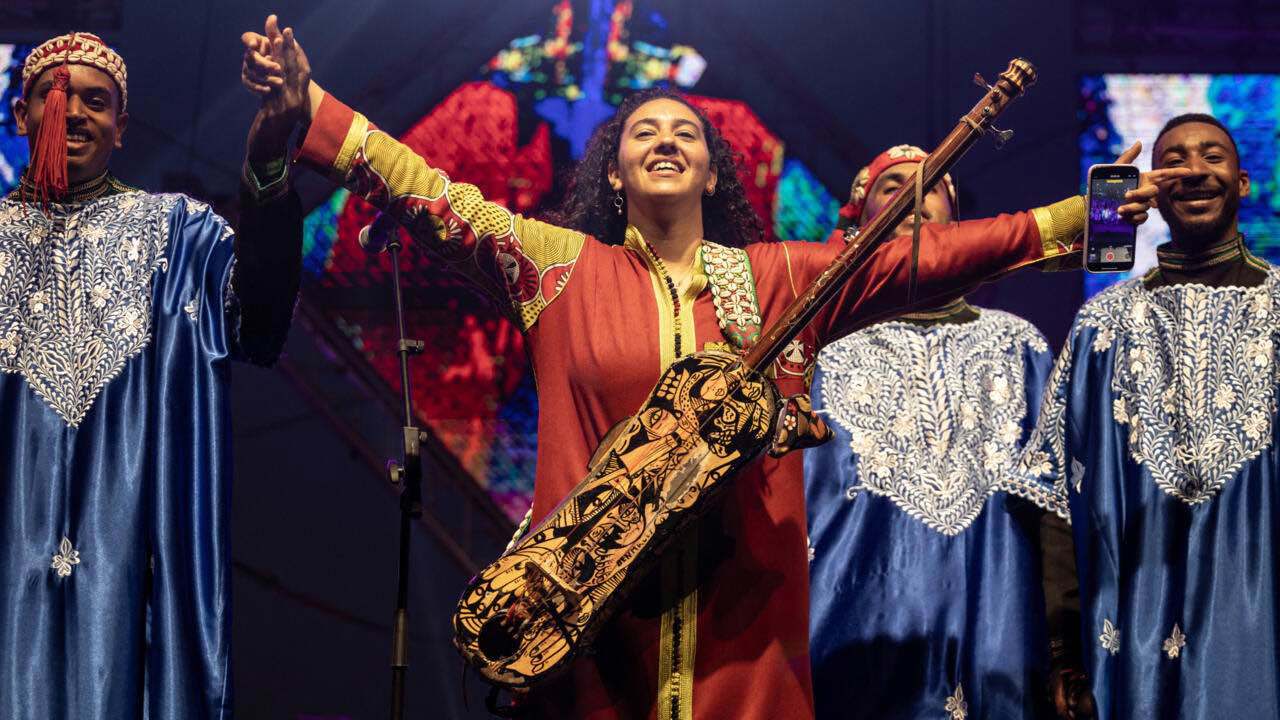 بمشاركة 350 فناناً.. "كناوة" يفتتح عروضه من شوارع الصويرة المغربية