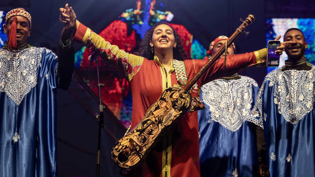 بمشاركة 350 فناناً.. "كناوة" يفتتح عروضه من شوارع الصويرة المغربية