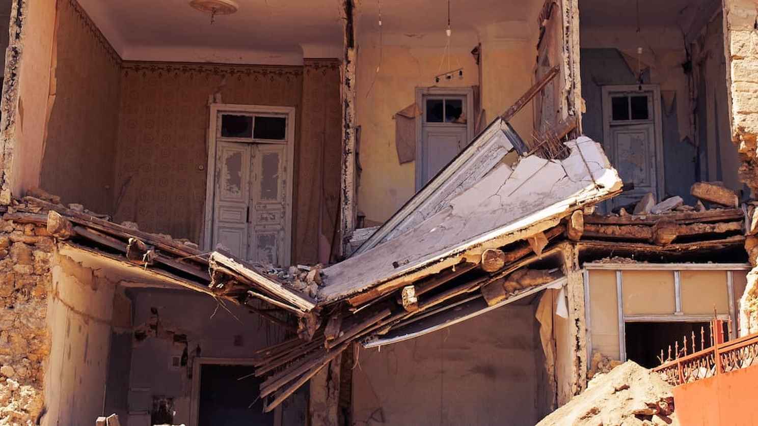 مصر.. انتشال طفل ومصير مجهول لآخرين تحت أنقاض منزل منهار