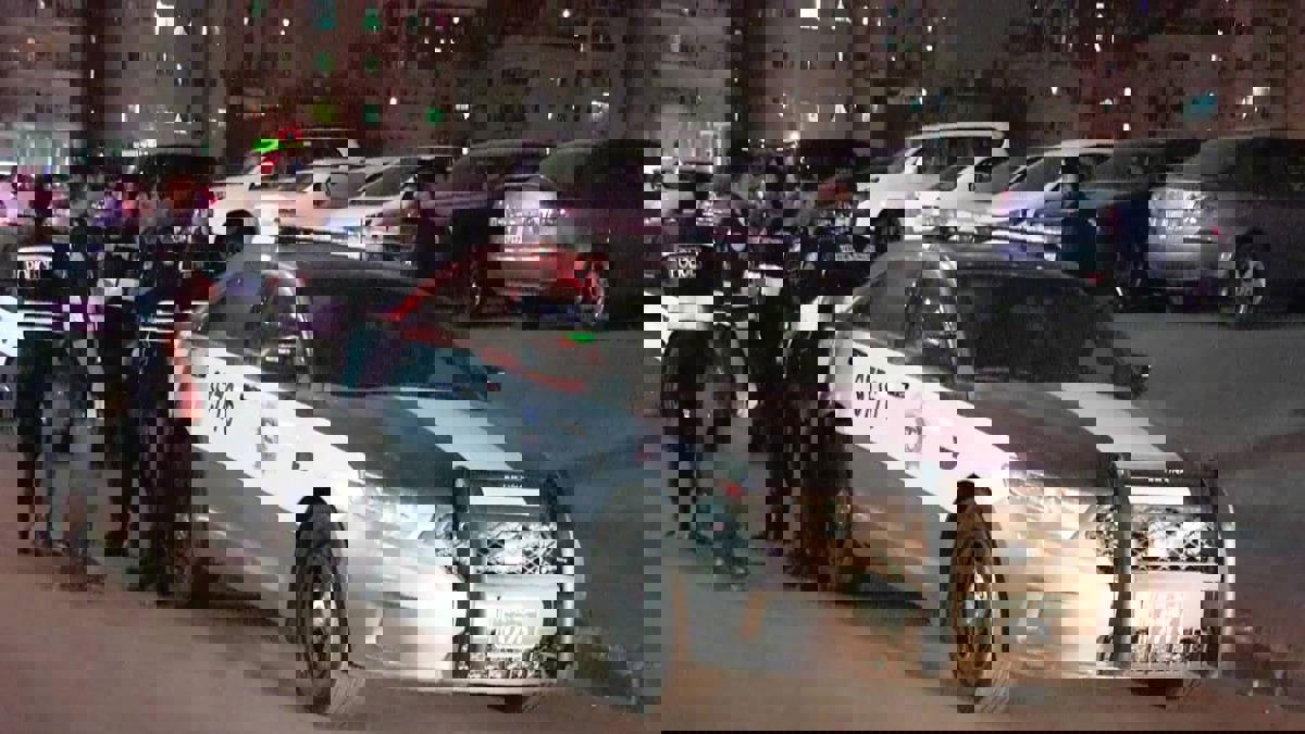 وافد يخلع ملابسه داخل مسجد في الكويت