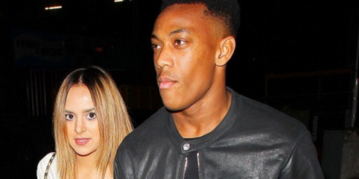 صديقة مارسيال تضعه في ورطة