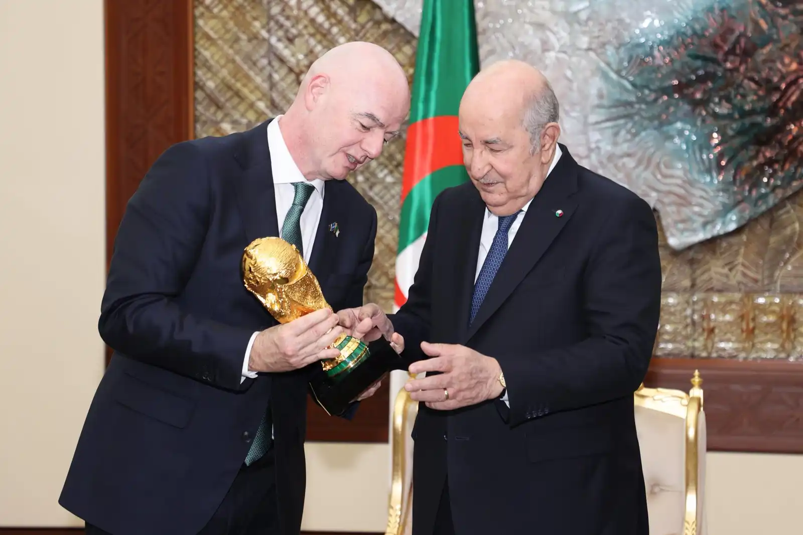 الرئيس الجزائري عبد المجيد تبون مع رئيس الفيفا جياني إنفانتي