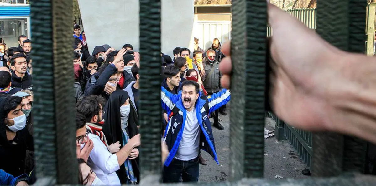 بالتزامن مع تطبيق العقوبات الأمريكية.. توقع اندلاع موجة احتجاجات واسعة في إيران