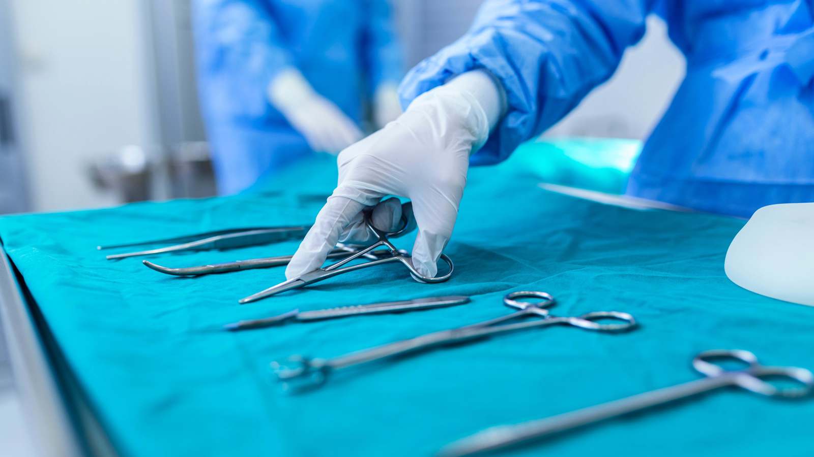 تركيا.. نسيان مقص في بطن مريضة طوال 7 سنوات (صور)