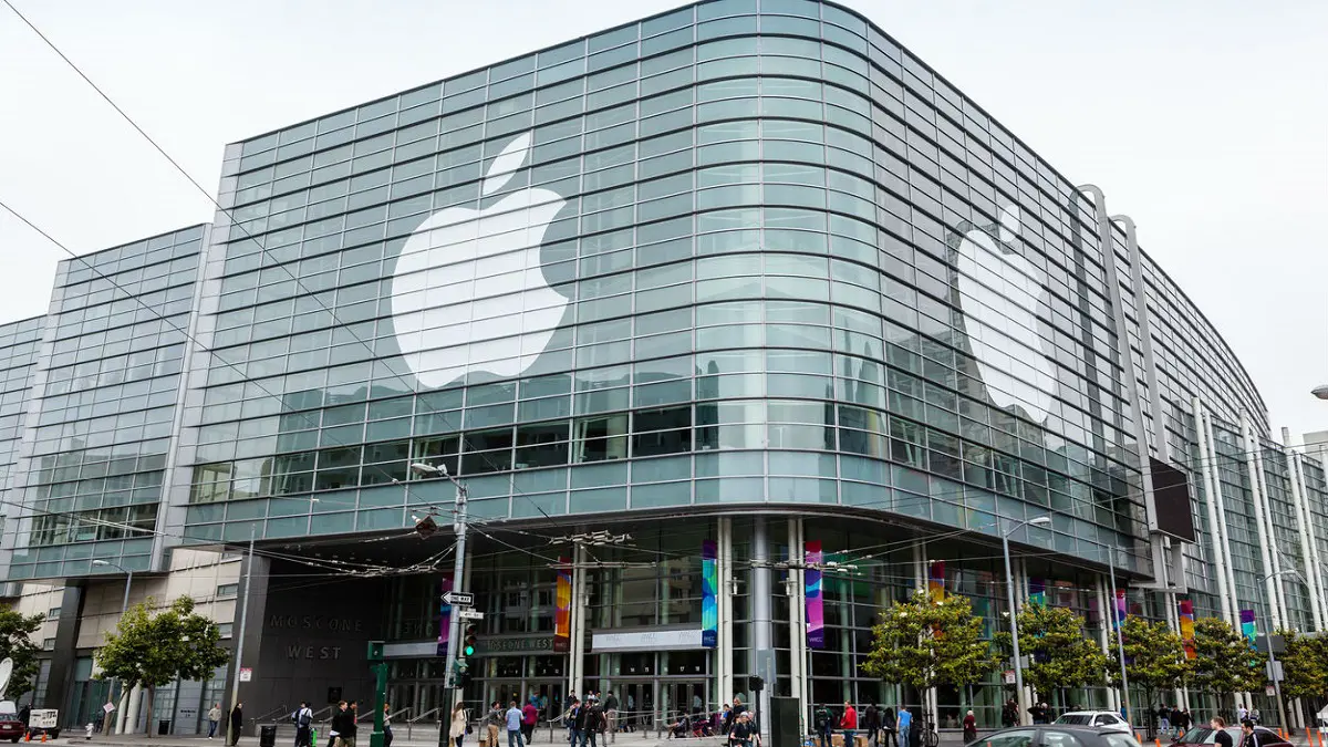 شاب يقاضي "آبل" لتحويله إلى مثلي جنسي